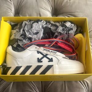 Off-White Kids White and Black Sneakers with Red Accents